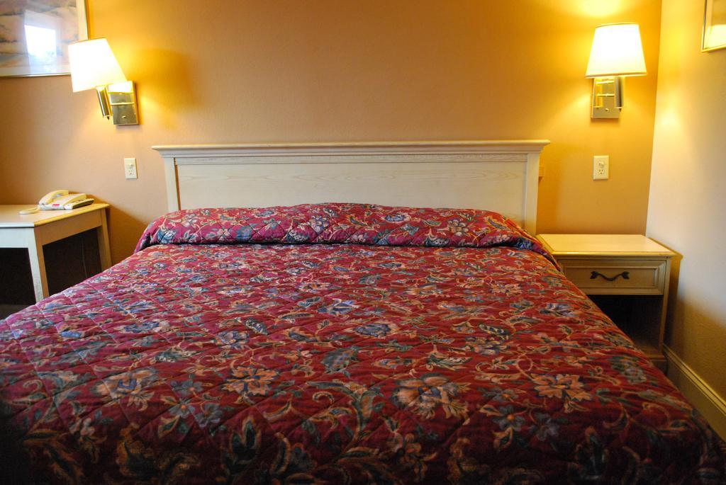 Bama Inn Huntsville Kamer foto